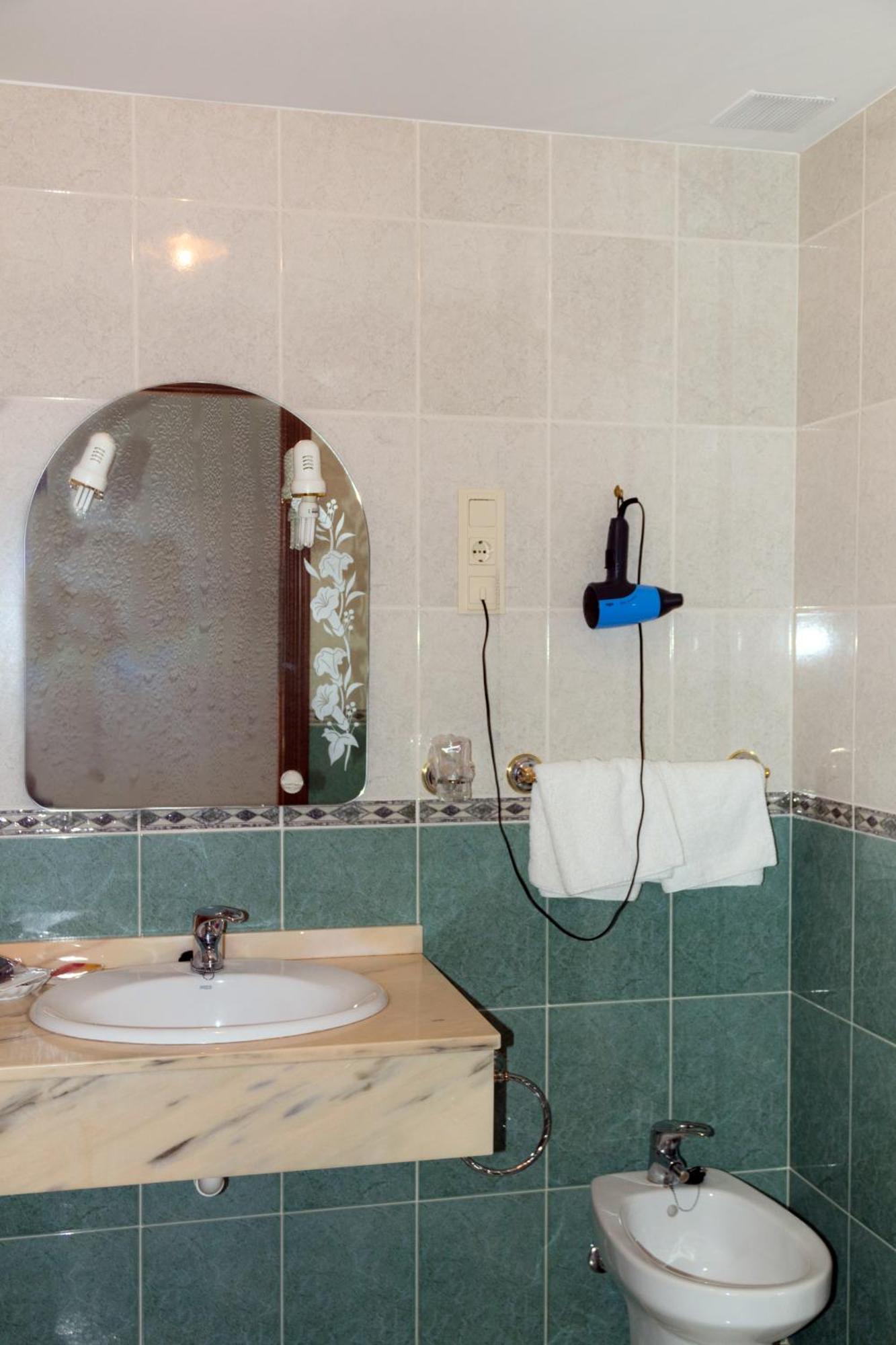 Hotel Avenida III Виядангос дел Парамо Стая снимка