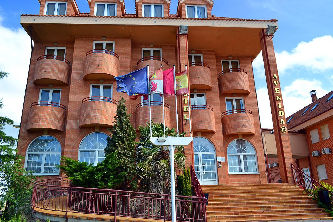 Hotel Avenida III Виядангос дел Парамо Екстериор снимка
