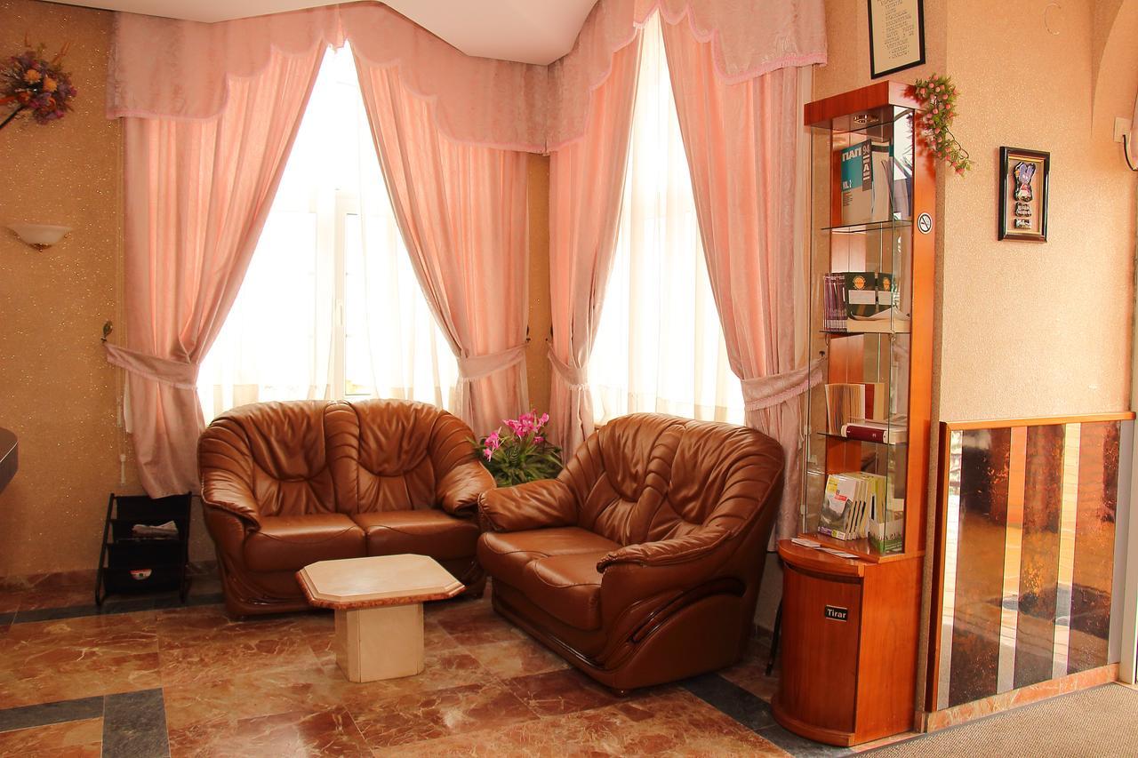 Hotel Avenida III Виядангос дел Парамо Екстериор снимка