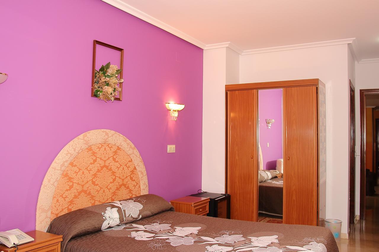 Hotel Avenida III Виядангос дел Парамо Екстериор снимка