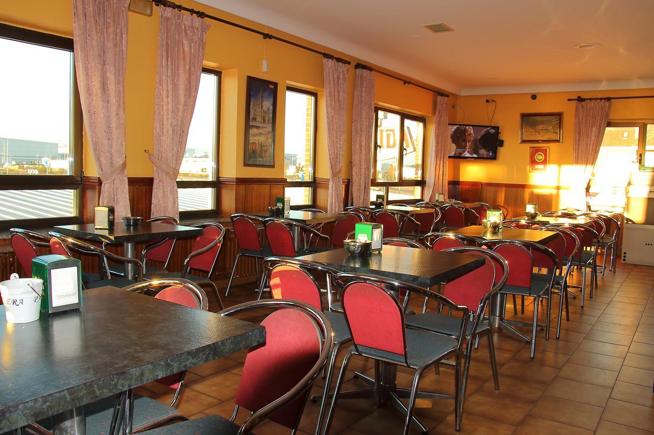 Hotel Avenida III Виядангос дел Парамо Екстериор снимка