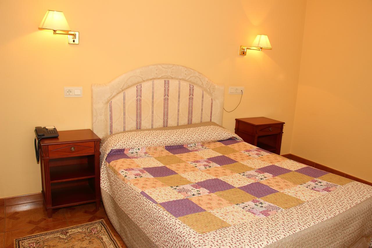 Hotel Avenida III Виядангос дел Парамо Екстериор снимка