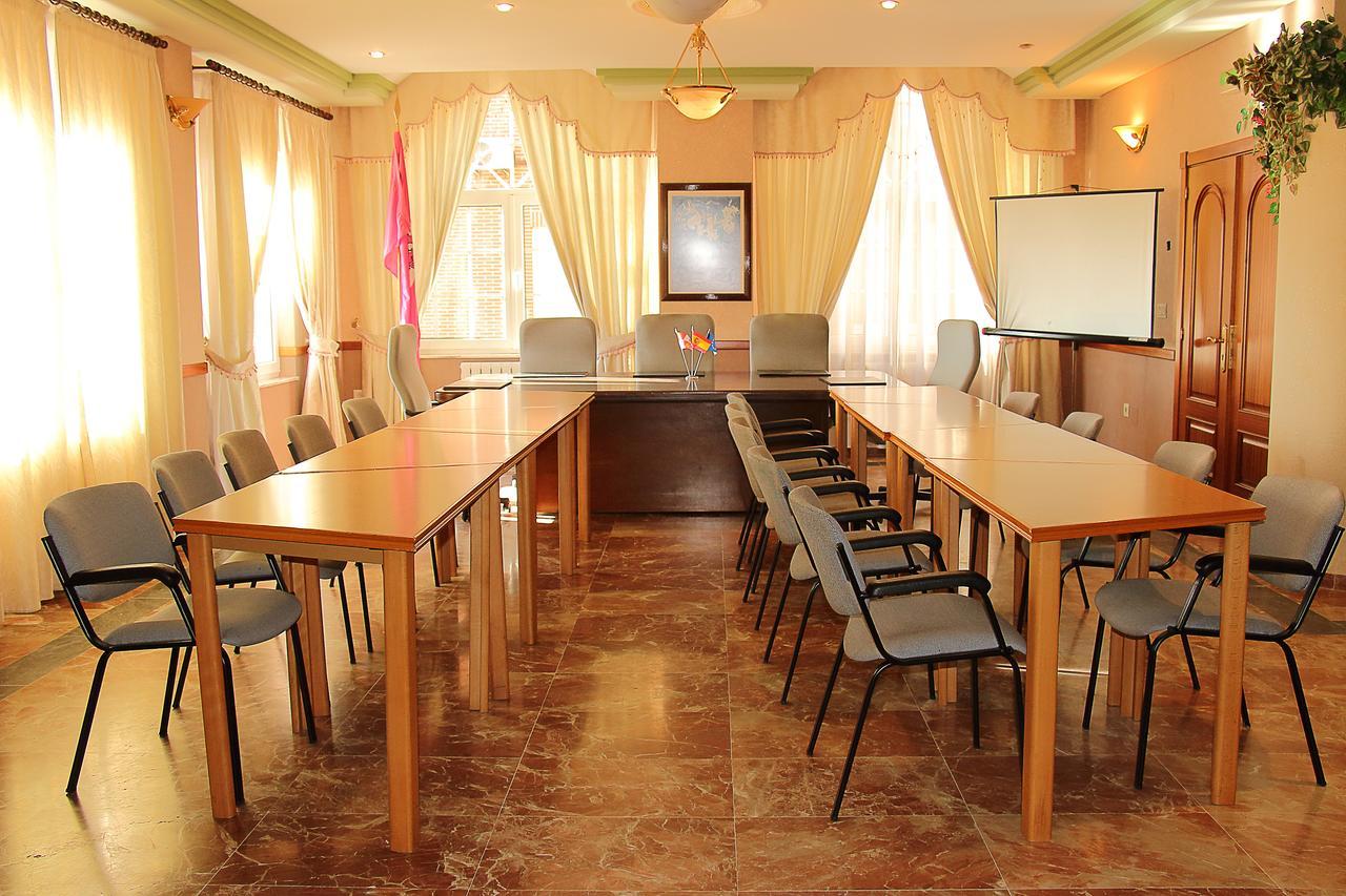Hotel Avenida III Виядангос дел Парамо Екстериор снимка