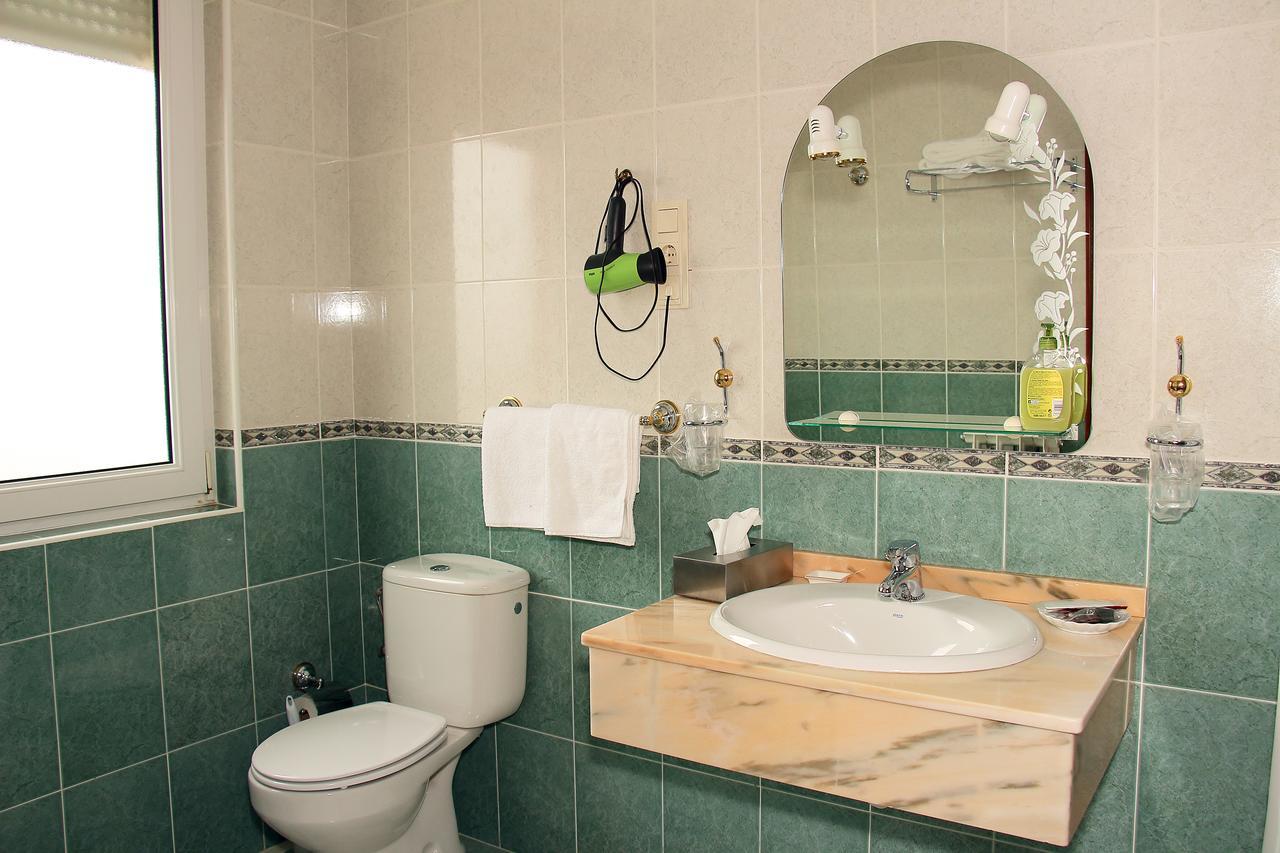 Hotel Avenida III Виядангос дел Парамо Екстериор снимка