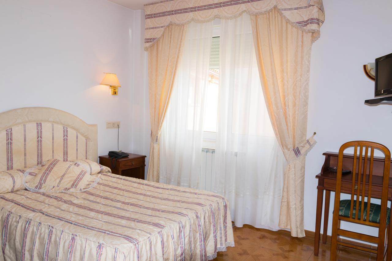 Hotel Avenida III Виядангос дел Парамо Екстериор снимка