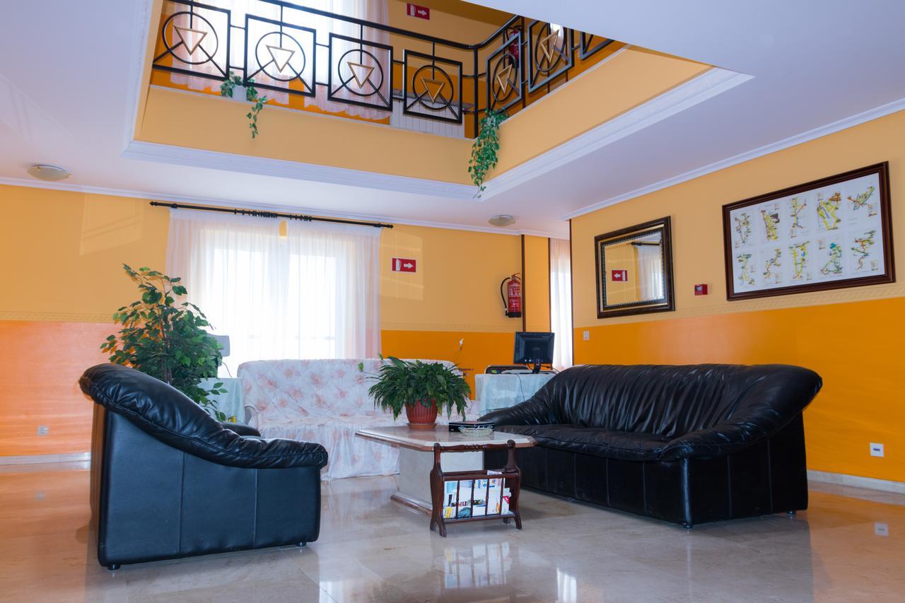 Hotel Avenida III Виядангос дел Парамо Екстериор снимка