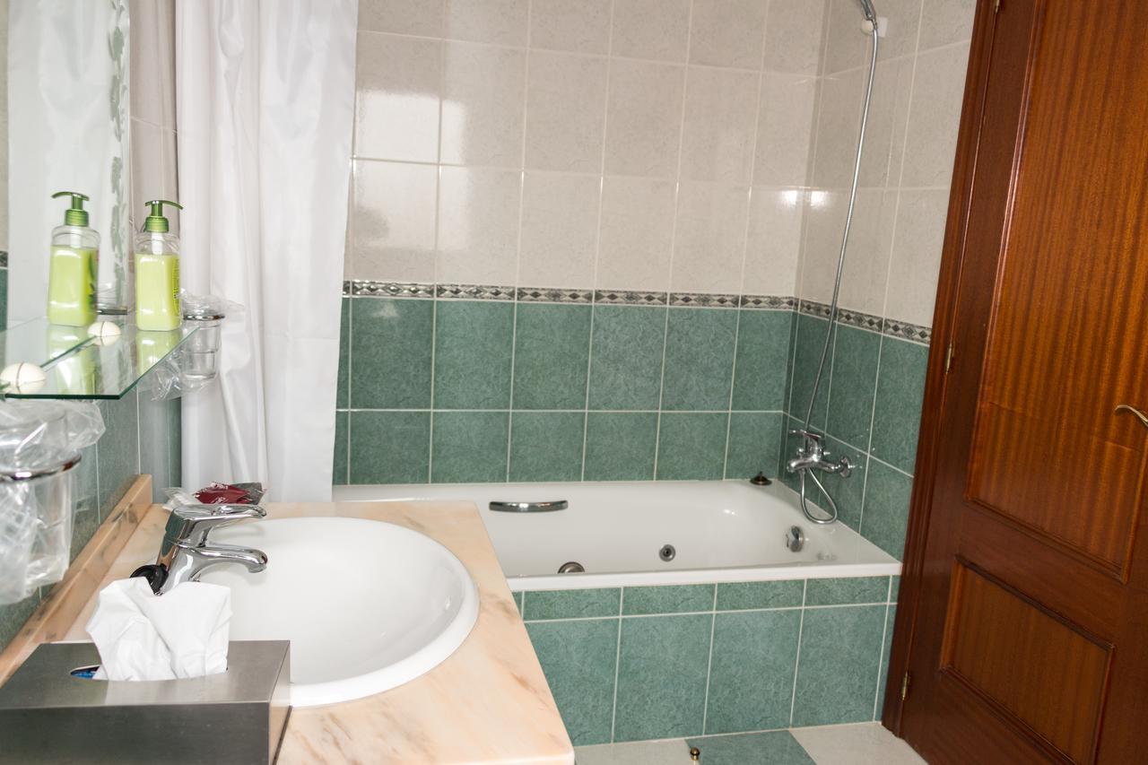 Hotel Avenida III Виядангос дел Парамо Екстериор снимка