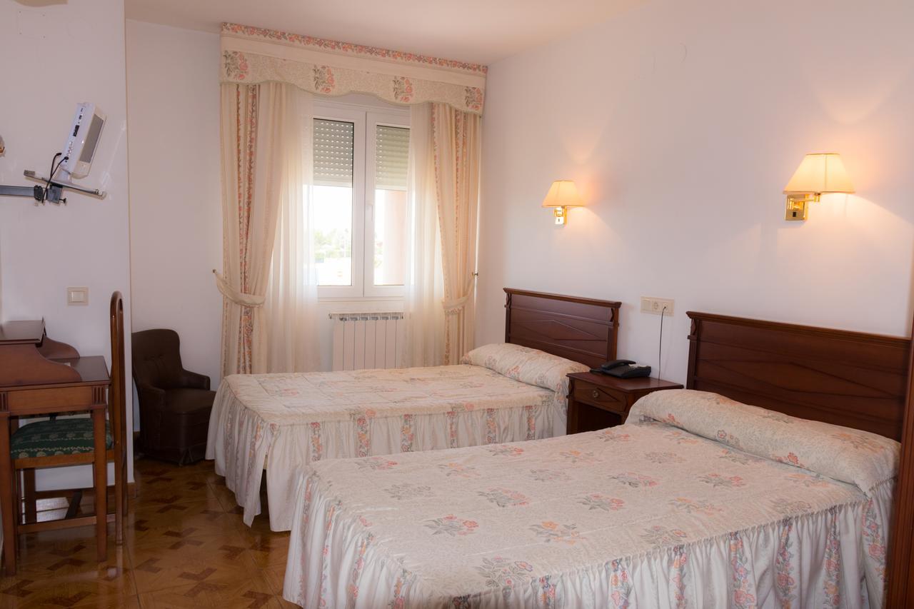 Hotel Avenida III Виядангос дел Парамо Екстериор снимка
