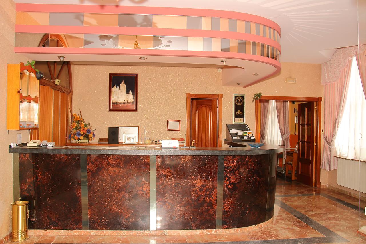 Hotel Avenida III Виядангос дел Парамо Екстериор снимка