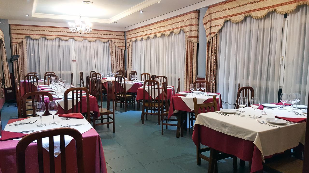 Hotel Avenida III Виядангос дел Парамо Екстериор снимка